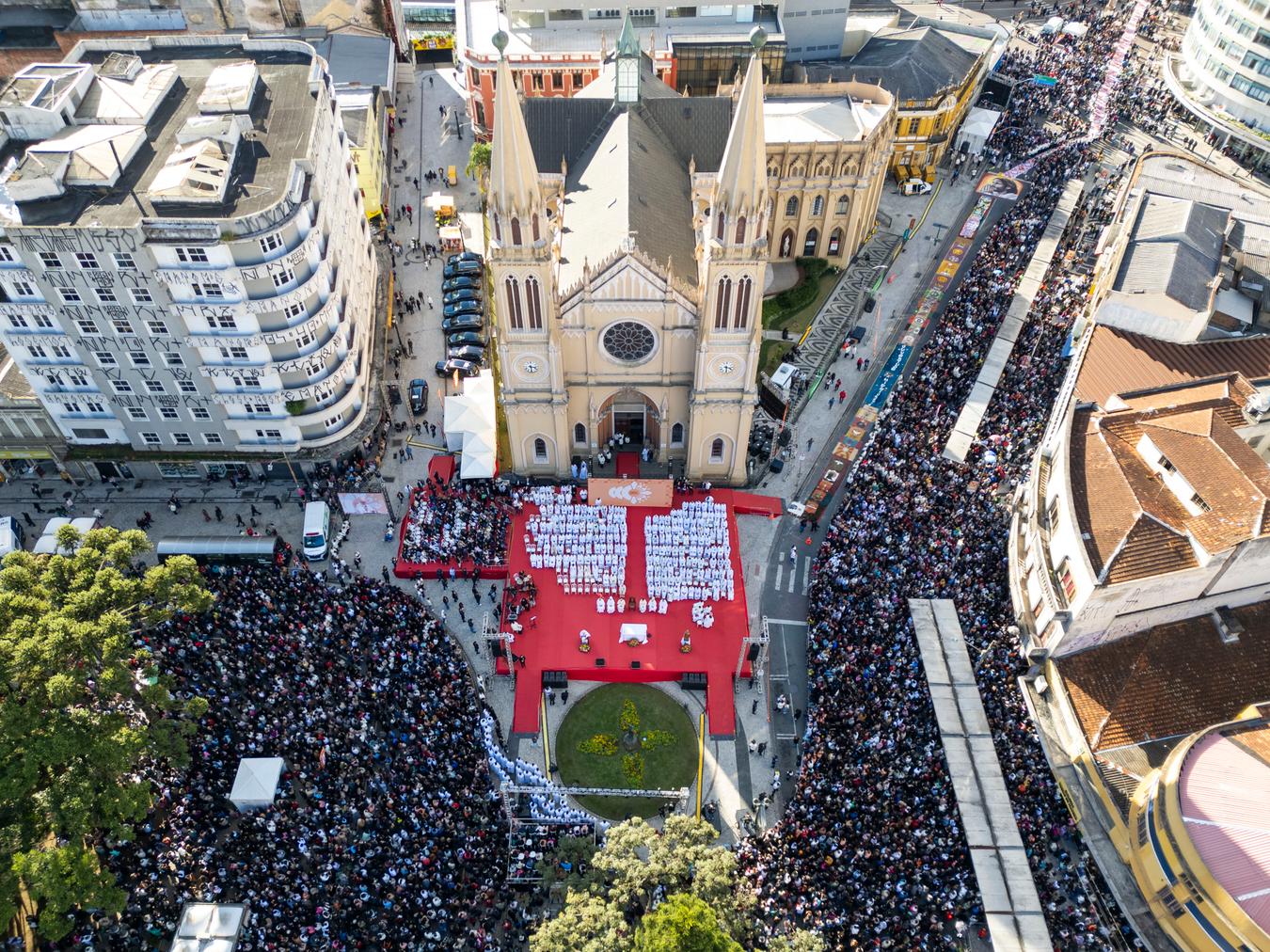 Corpus Christi reúne milhares de fiéis em celebração do centenário da Arquidiocese de Curitiba