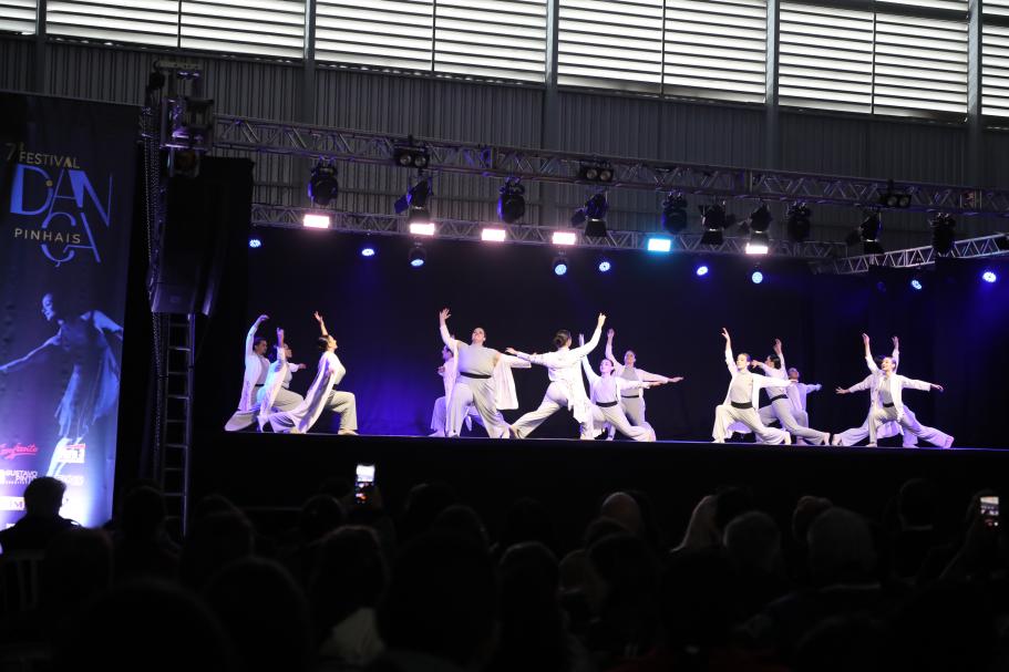Em versão ampliada, cerca de 800 bailarinos subiram ao palco do 7.º Festival de Dança de Pinhais