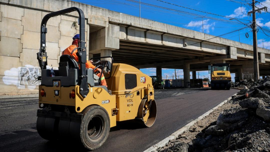 Fase 1 da Transpinhais atinge 60% de conclusão com vias pavimentadas