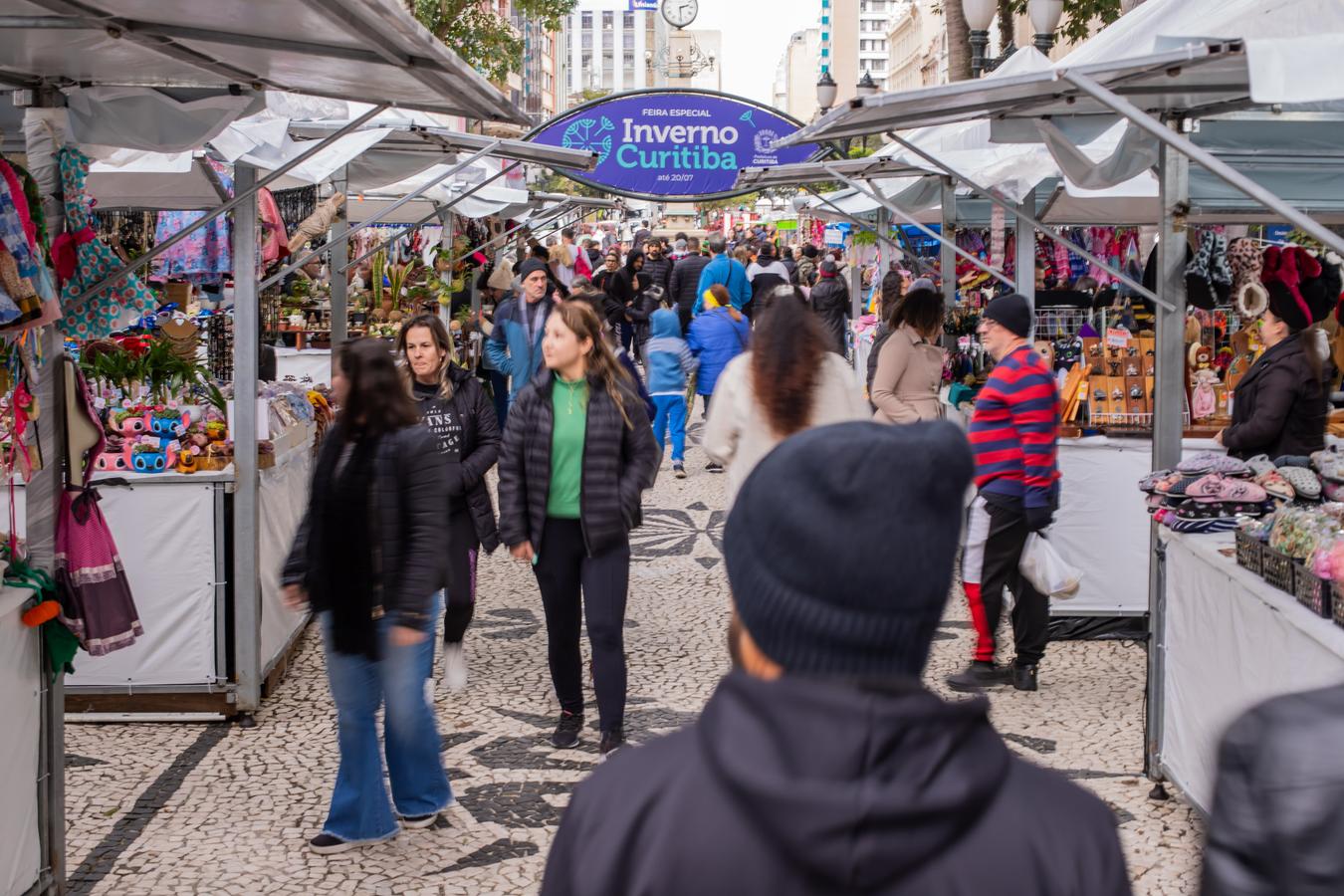 Feiras de Inverno de Curitiba reúnem gastronomia, artesanato e clima típico da estação