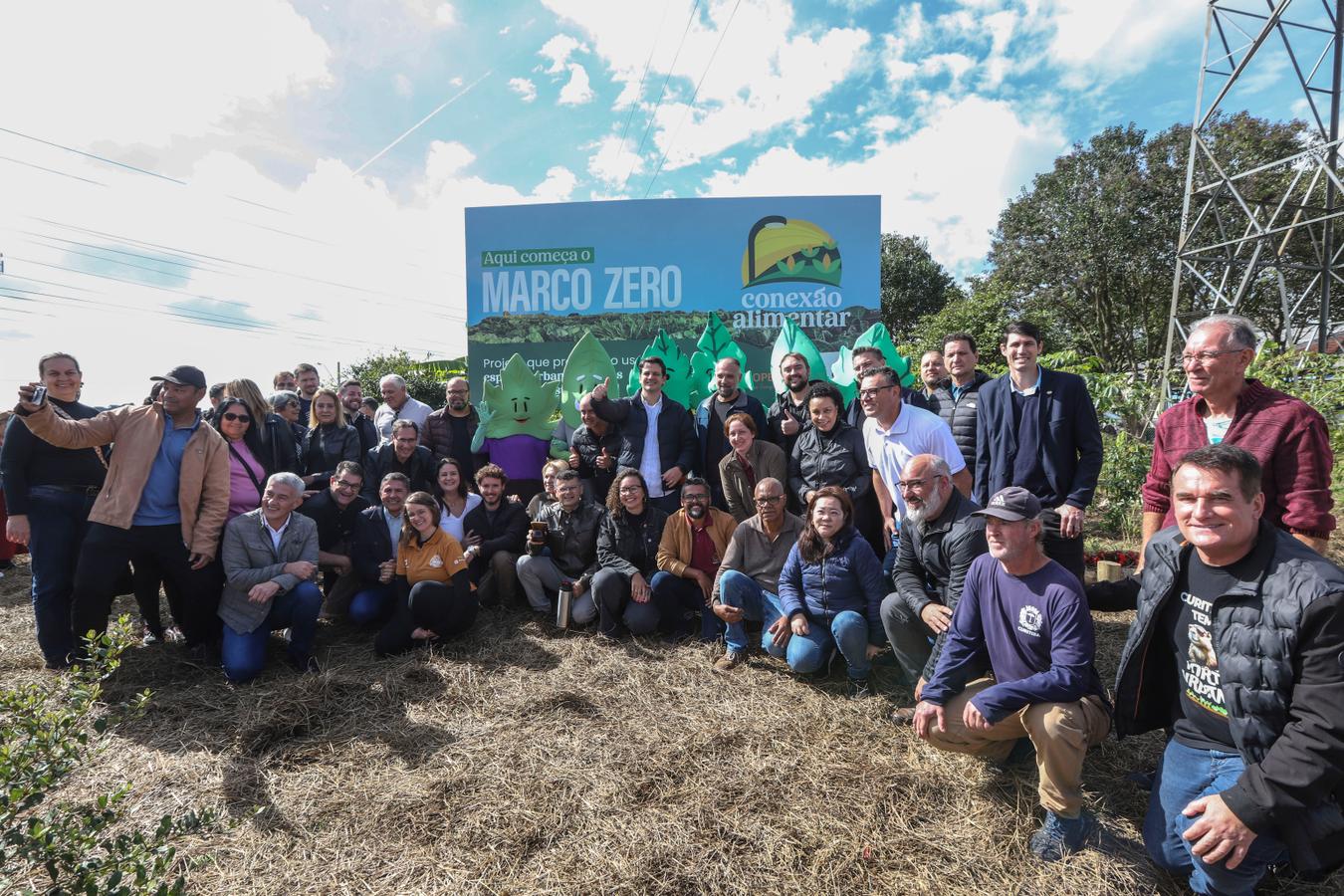 Prefeito Eduardo Pimentel lança Conexão Alimentar e inicia novo modelo de agricultura urbana em Curitiba