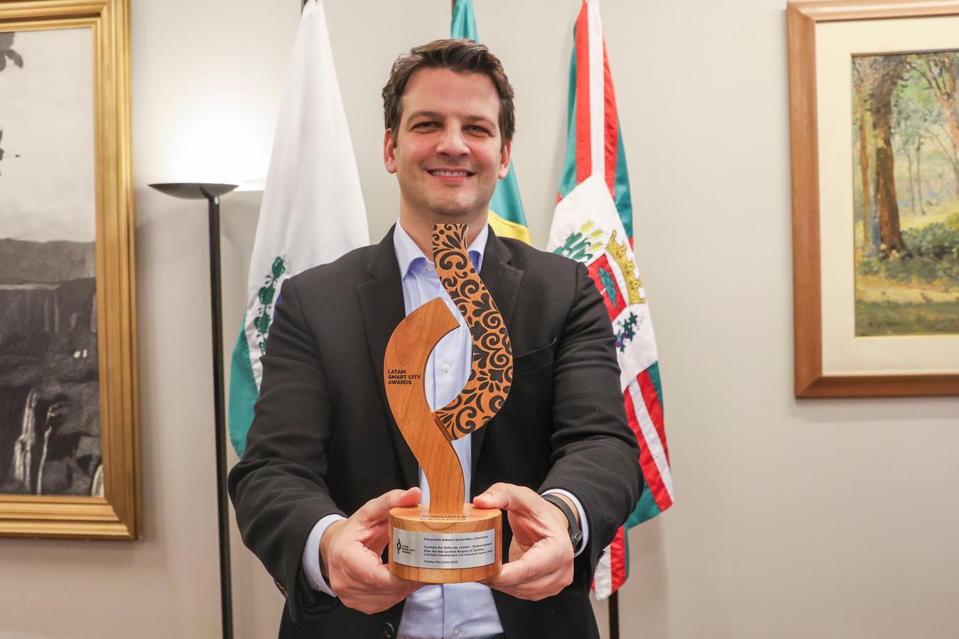 Prefeito Eduardo Pimentel recebe prêmio internacional do programa Curitiba de Volta ao Centro
