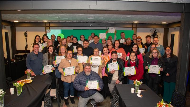Primeiras turmas dos programas NASCE Varejo e NASCE Feiras celebram formatura em Piraquara
