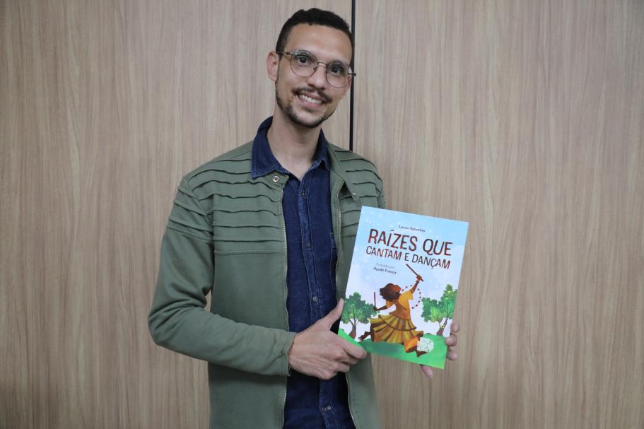 Raízes que Cantam e Dançam: professor transforma vivência escolar em obra literária