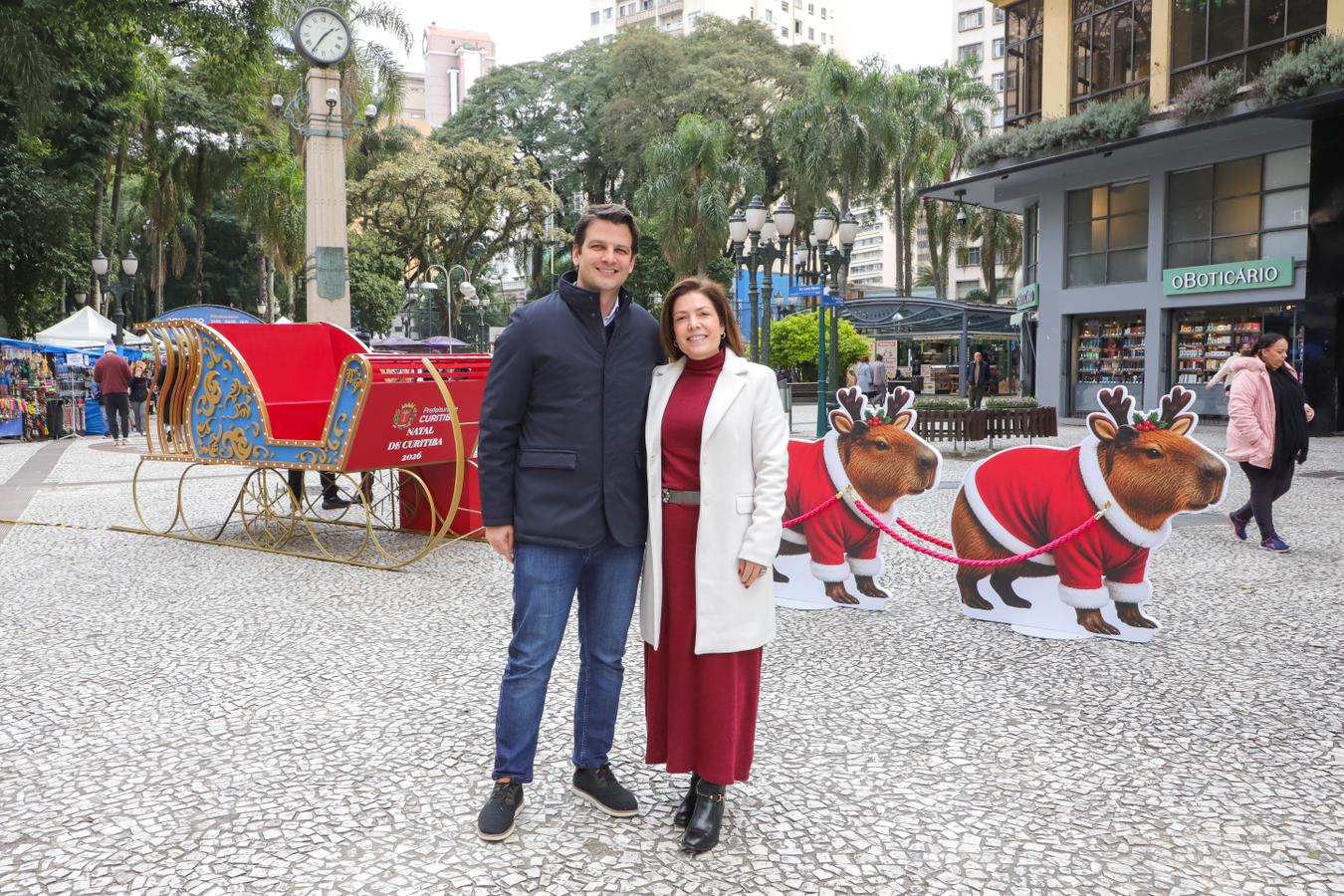 Trenó e capivaras anunciam o Natal de Curitiba na Rua XV de Novembro