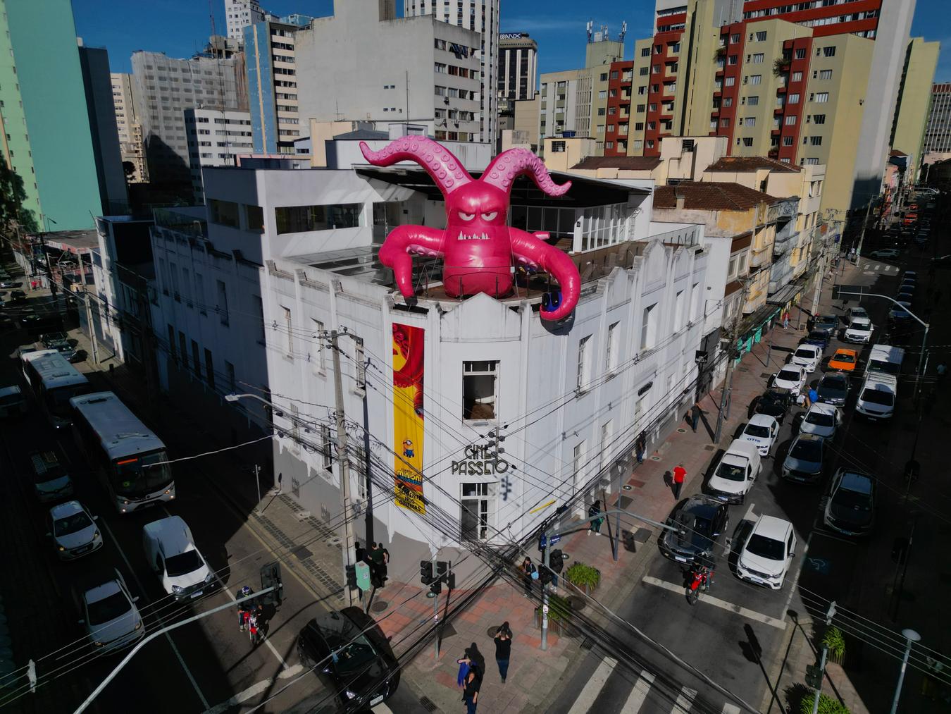 Centro de Curitiba tem cinema, teatro, espetáculos holográficos, parque e quadrinhos para a criançada
