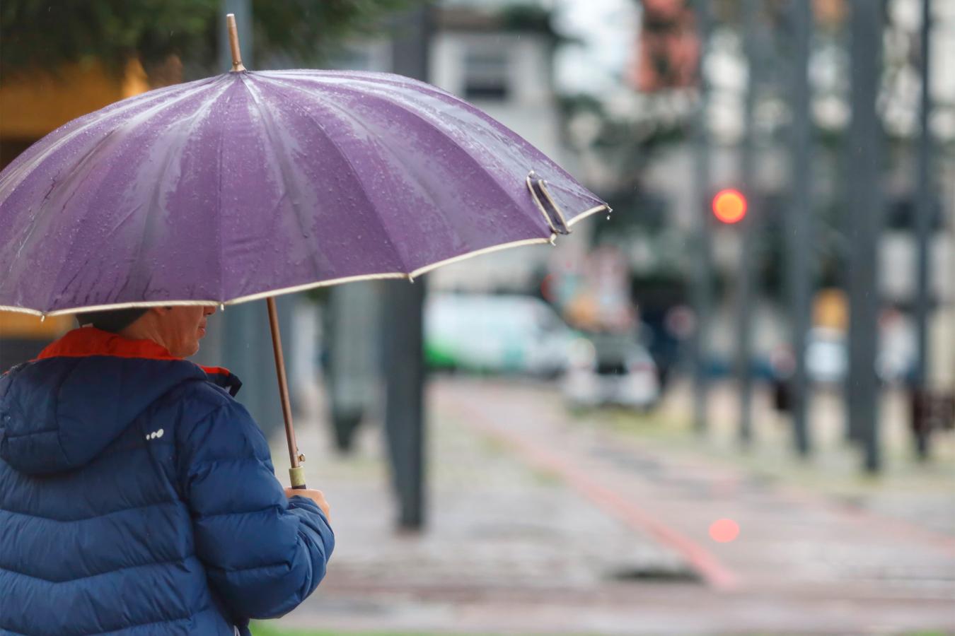 Chuva vai e volta no Paraná até domingo, mas segunda-feira volta a ter sol