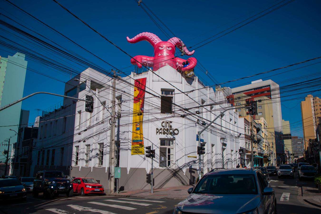 Criatura gigante vai “morar” no terraço do Cine Passeio de Curitiba; saiba quem é