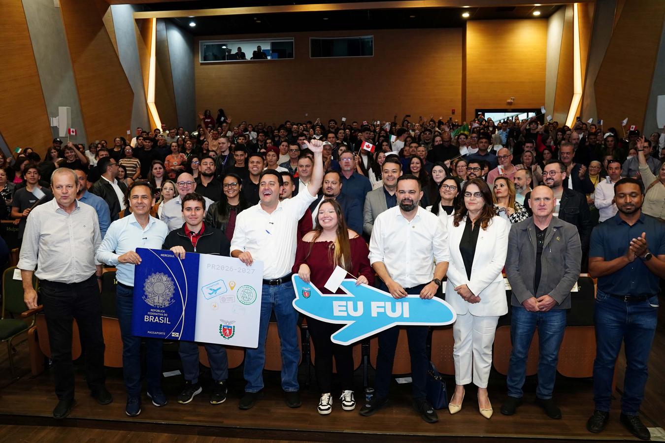 Encontro do Ganhando o Mundo reúne veteranos e futuros intercambistas em Paranaguá