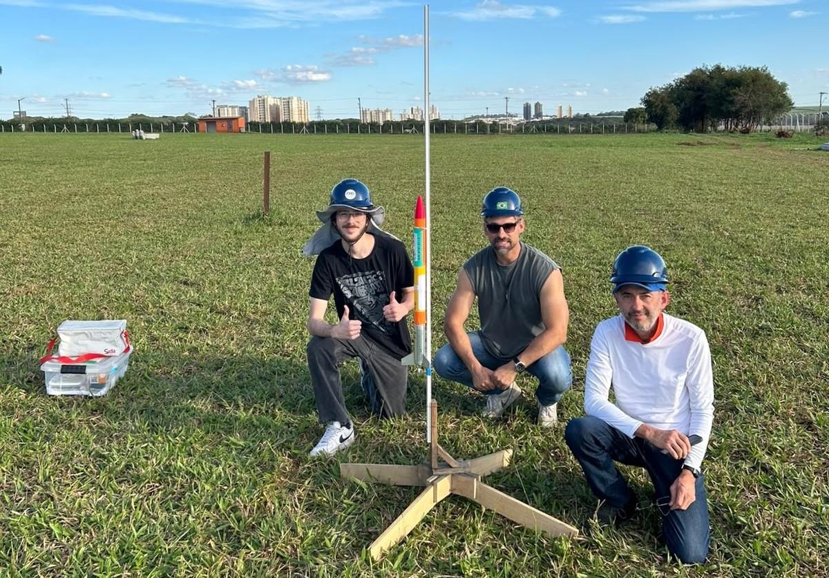Equipe da UFPR conquista dois títulos e bate recorde brasileiro em festival de minifoguetes