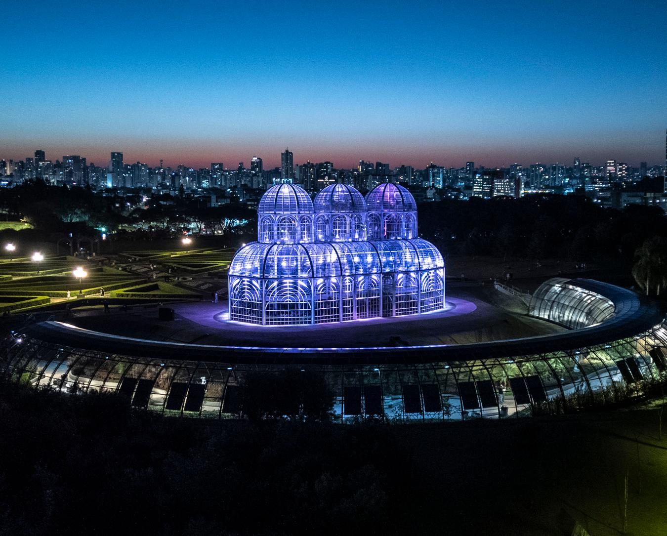 Estufa do Jardim Botânico e Viaduto Estaiado ganham iluminação especial para comemorar os 40 anos da Guarda Municipal de Curitiba