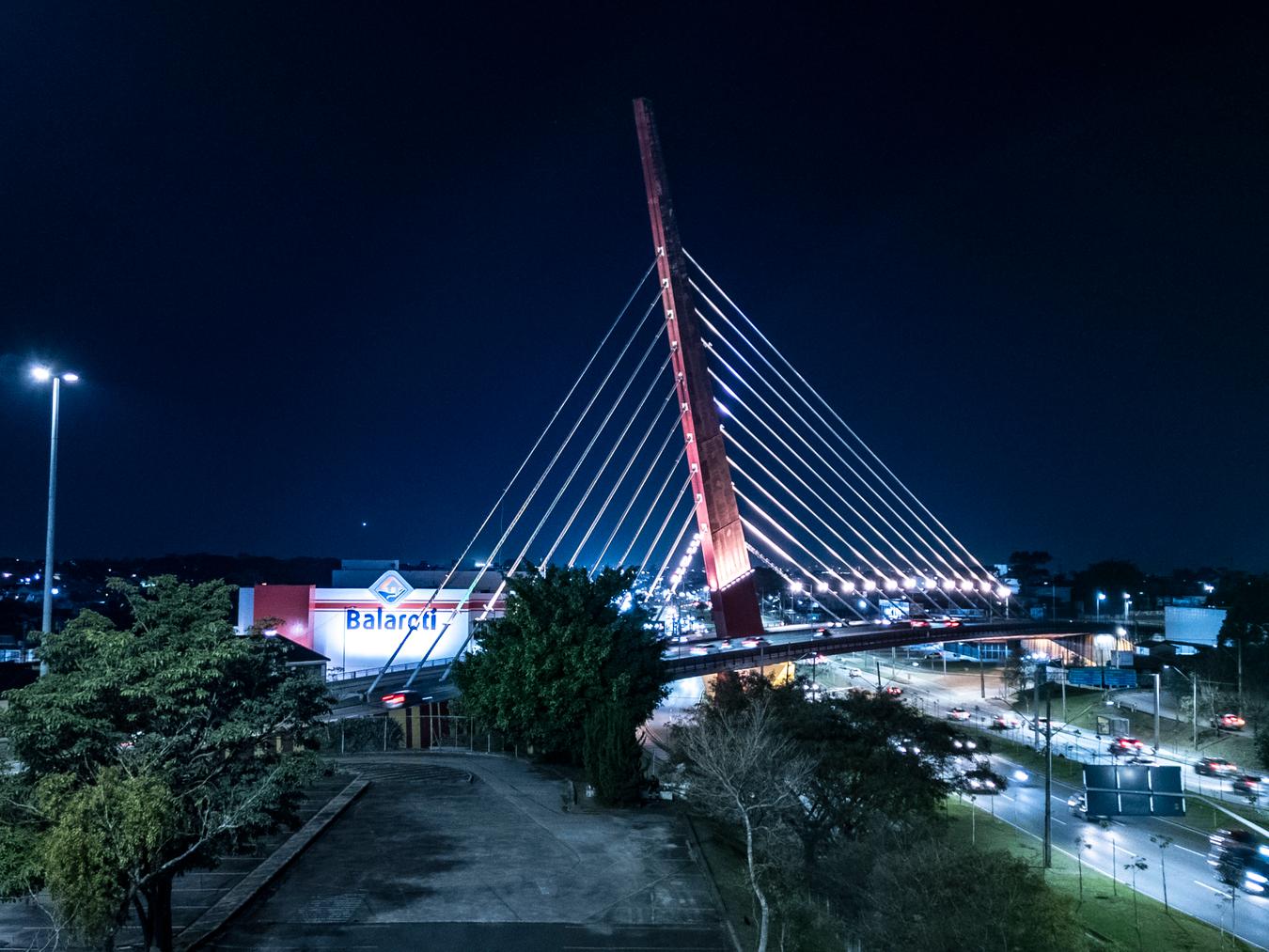 Estufa do Jardim Botânico e Viaduto Estaiado ganham iluminação especial para comemorar os 40 anos da Guarda Municipal de Curitiba