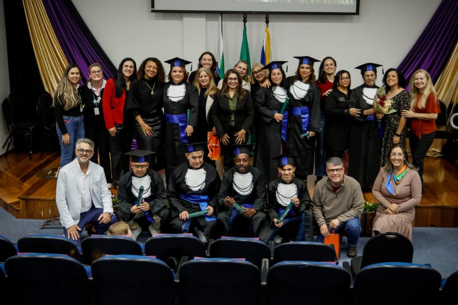 Formatura da EJA em Pinhais reúne estudantes de 15 a 90 anos