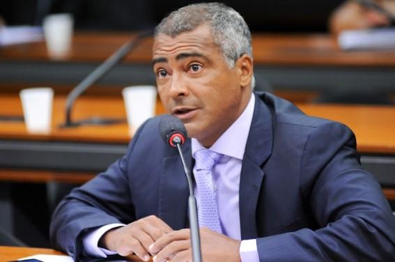 Justiça autoriza penhora do salário do senador Romário em execução movida por Marco Polo Del Nero