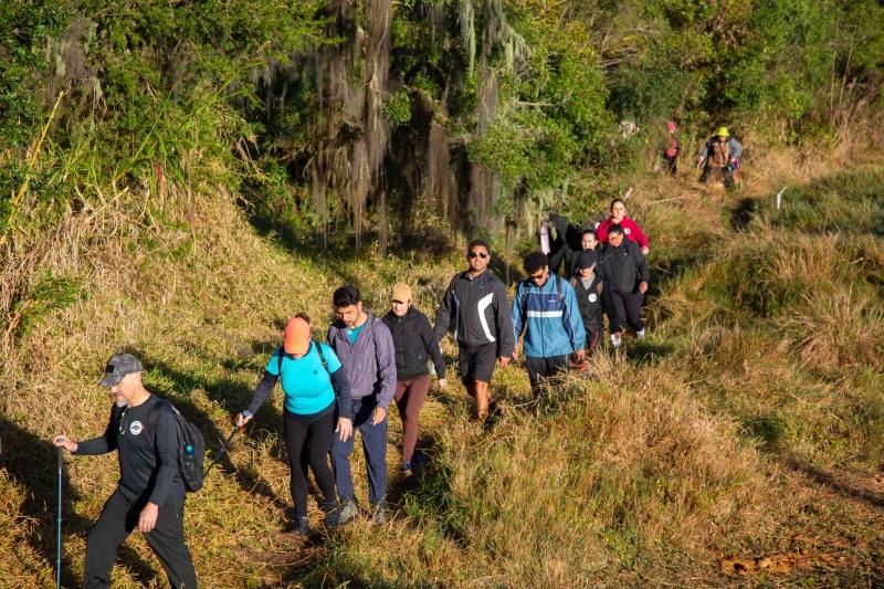 Mais de mil pessoas participam da Caminhada na Natureza e vivenciam as belezas do Berço das Águas