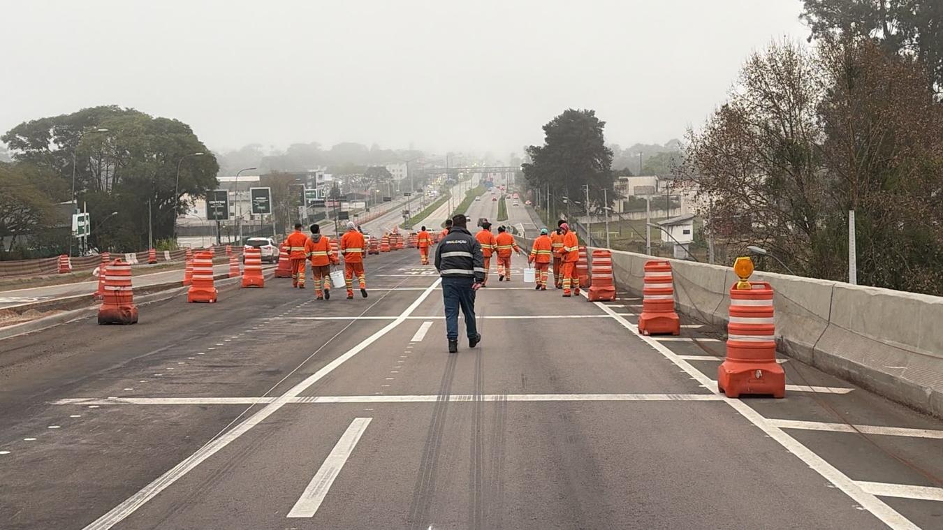 Nova pista da Linha Verde sobre o Viaduto Tarumã tem sinalização concluída e três faixas são liberadas