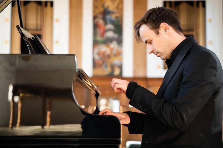 Pianista britânico apresenta, em concerto, vida cultural e cerimonial do Reino Unido