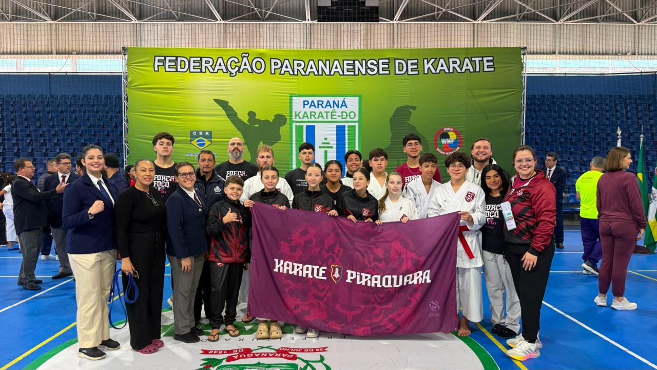 Piraquara sobe ao pódio e mostra a força do esporte: equipe de karatê conquista 12 medalhas