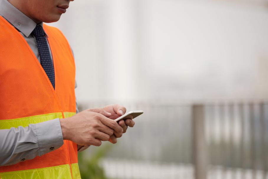 Prefeitura de Pinhais alerta sobre os riscos de caminhar mexendo no celular