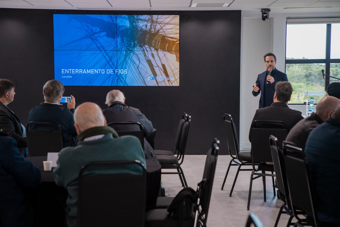 Prefeitura discute projeto de enterramento de fiação elétrica e de telecomunicações em evento na Fiep