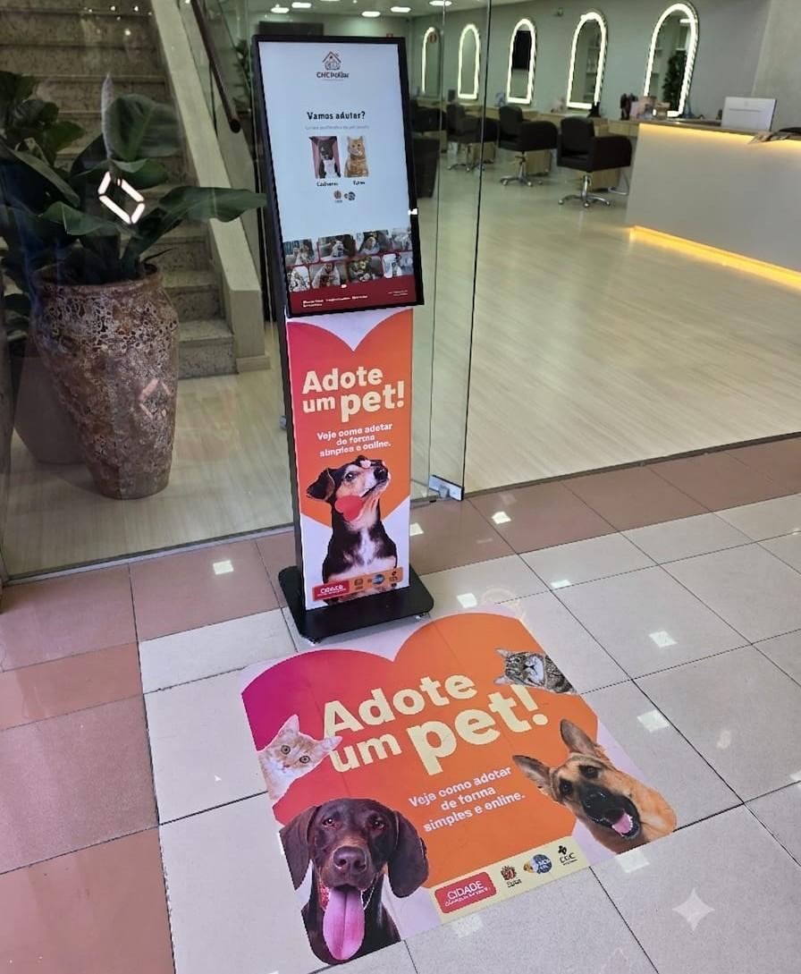 Shoppings nos bairros Hauer e Portão passam a contar com totens da Prefeitura para promover a adoção de cães e gatos