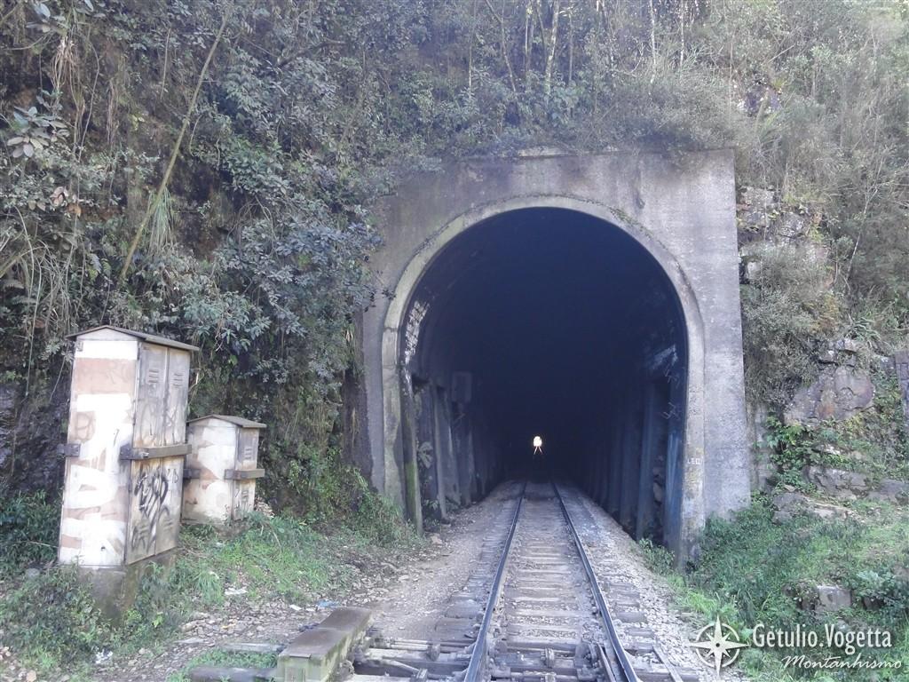 Você conhece o Túnel do Roça Nova? Passeio em Piraquara encanta aventureiros
